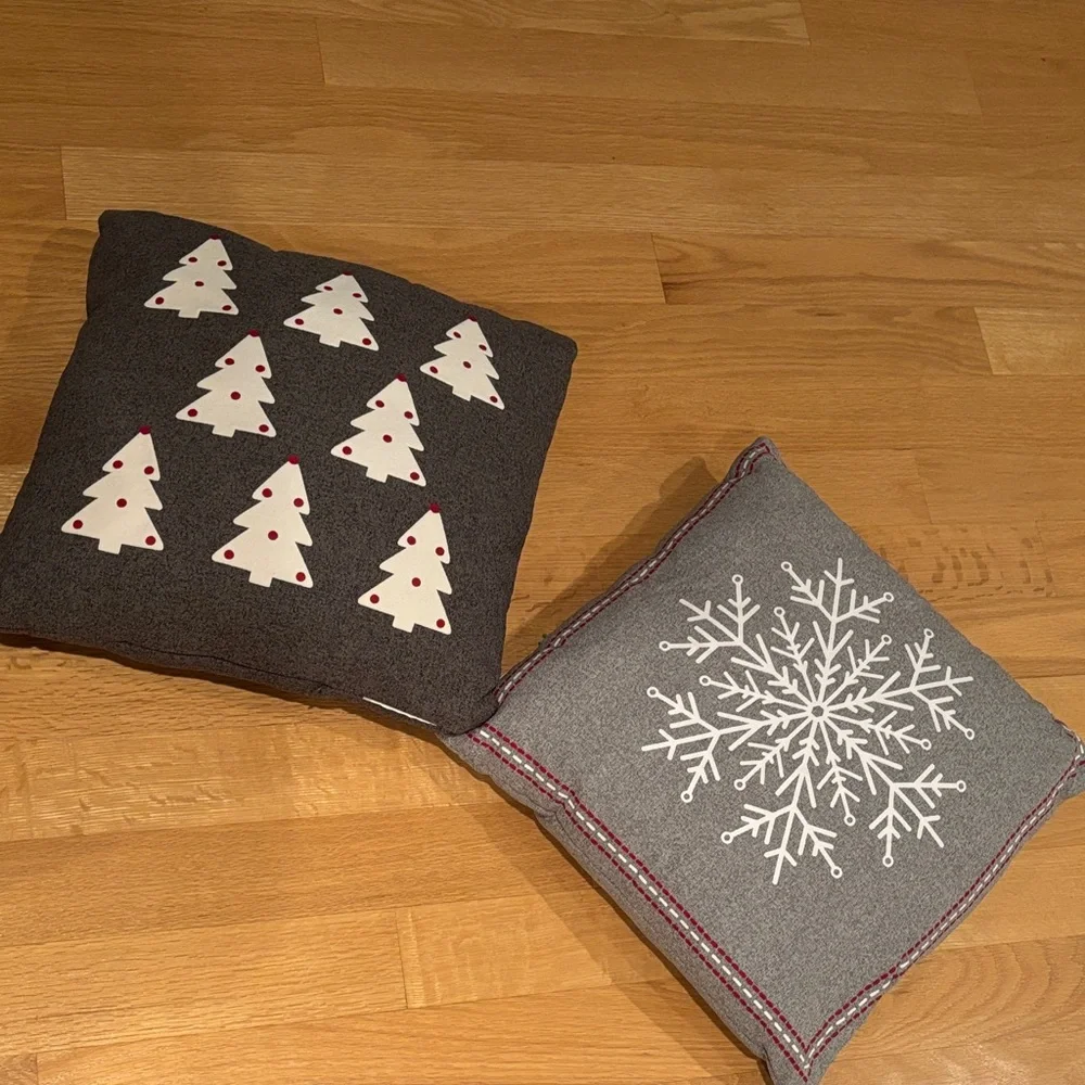 HOLIDAY PILLOWS nwot bundle/2 winter/holiday design